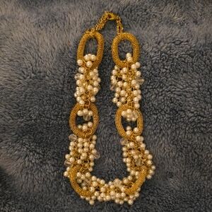 Elegant Gold and Pearl Necklace